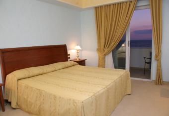 Gardenia Hotel has rooms with a private hot tub