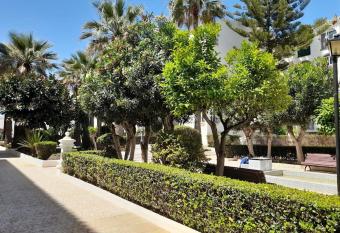 Bonito apartamento a 50 metros de la playa. allows 18 year olds to book a room