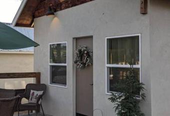 Cozy Cabin has Balcony rooms