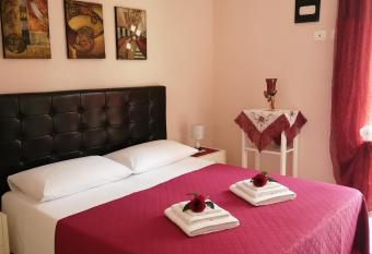 Casa Stefire 2 Pachino centro allows 18 year olds to book a room