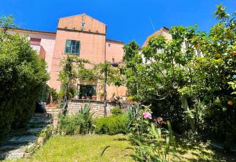 Il giardino di Alba allows 18 year olds to book a room