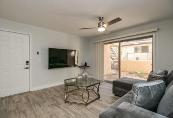 Remodeled 3 bdrm near Old Town Scottsdale and ASU has Balcony rooms