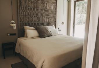 Barefoot Hotel Mallorca allows 18 year olds to book a room