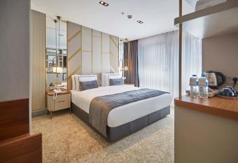 THE HUB   HOTEL has rooms with a private hot tub