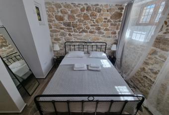 Hall Apartments & Rooms - by Avelink has Balcony rooms