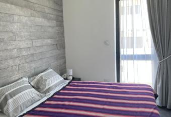 Cosy & Modern Top Floor 1-bedroom Apartment allows 18 year olds to book a room