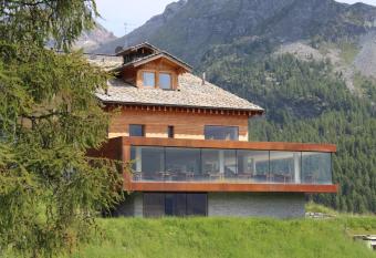 Crest Alpine Lodge & Spa has Balcony rooms