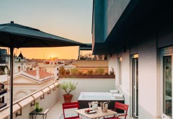 Hotel Mercure Roma Corso Trieste has rooms with a private hot tub