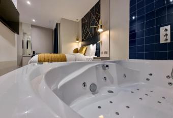 NOX Edgware Road has rooms with a private hot tub