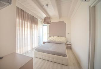 Hotel Leonardo has Balcony rooms