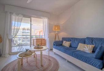 Bright Apt Of 32 M Renovated Near Town has Balcony rooms