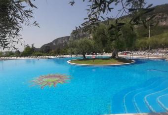 Garda lake and swimming pool has Balcony rooms