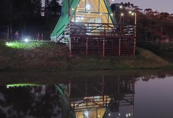 Chal   super aconchegante a beira do lago. has Balcony rooms