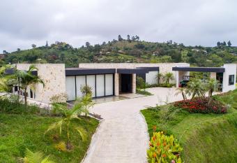 Villa al lado de la represa de Guatap   con jacuzzi y cancha de tennis privada allows 18 year olds to book a room