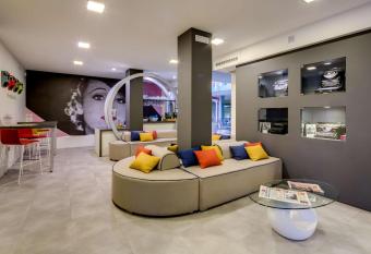 La Villa - Sure Hotel Collection by Best Western allows 18 year olds to book a room