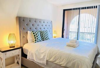 Luxury Irvine 2Bedrooms 2Bathrooms kitchen Pool apartment has Balcony rooms