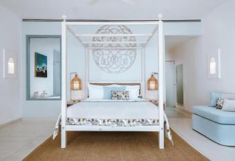 Villa Selenya has rooms with a private hot tub