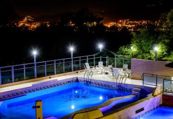 Estrella de Mar allows 18 year olds to book a room