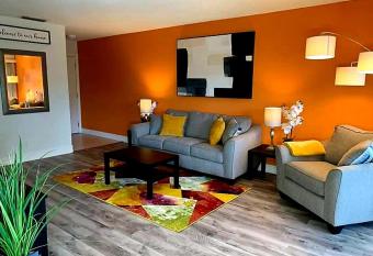 Shiny oasis with lake view has Balcony rooms