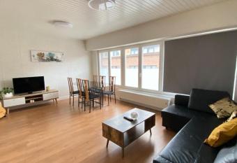 Big Sunset 3 Bedroom House with a Garden allows 18 year olds to book a room