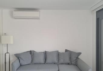 Casa Empuriabrava con vistas al canal allows 18 year olds to book a room