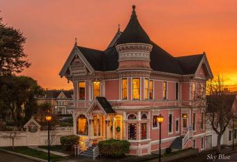 Pinc Lady Mansion has Balcony rooms