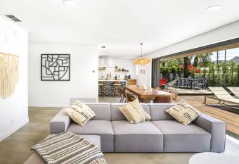 Chez Alain & Michou has rooms with a private hot tub