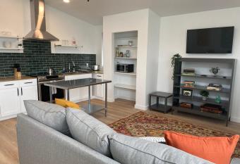 Lovely one bedroom loft with mountain views has Balcony rooms