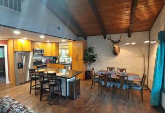 Mountain Cabin near Yosemite has Balcony rooms