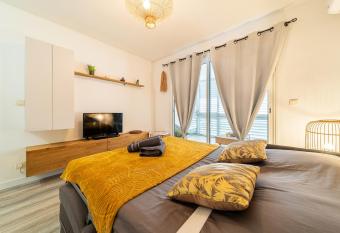 LE PHILIBERT - St Denis centre, studio belle varangue allows 18 year olds to book a room