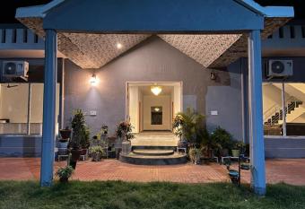 Entrie 2 acre Farmhouse with Pool and Free BONFIRE has Balcony rooms