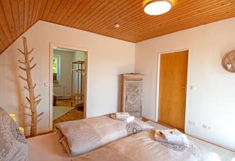 Ferienh  user Rosalinn und Felinchen has Balcony rooms