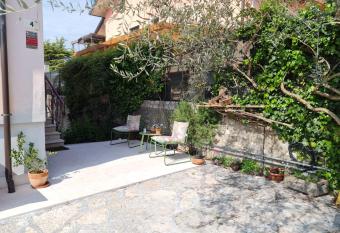 Domus Garda has rooms with a private hot tub