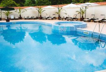 Family Hotel Shipkovo has Balcony rooms