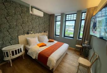 H  tel Maison Demelenne allows 18 year olds to book a room