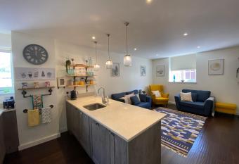 Spacious And Contemporary Apartment allows 18 year olds to book a room