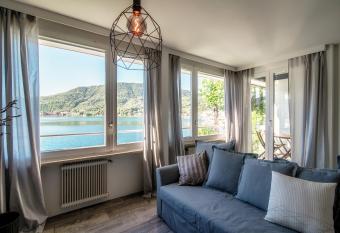 La Finestra Blu has Balcony rooms