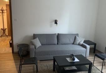 Feh  rv  ri. Budai lak  s, kiv  l   k  zleked  s, ingyenes parkol  s! allows 18 year olds to book a room