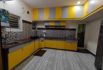 Yellow House has Balcony rooms