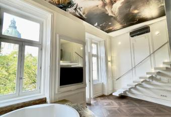 Jacuzzi Basilica view has rooms with a private hot tub