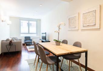 Beach and Chill apartment by Cisan Rentals has rooms with a private hot tub