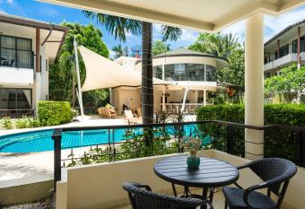 2 pi  ces proche plage avec piscine et salle de fitness has Balcony rooms