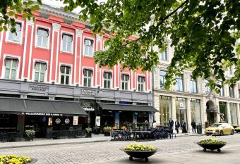 Karl Johans gate 35 allows 18 year olds to book a room