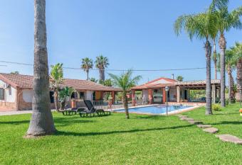 Villa con piscina vicino al mare has Balcony rooms