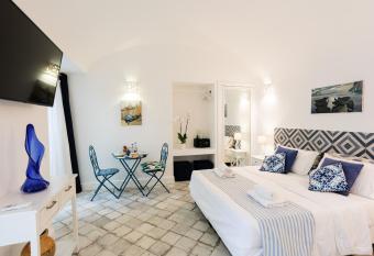 MAISON SAINT MICHAEL has Balcony rooms