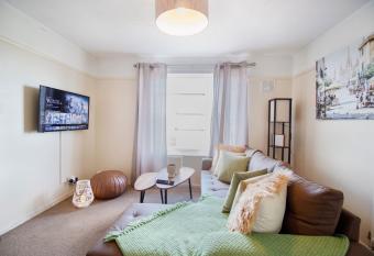 Virexxa Aylesbury Centre - Executive Suite - 2Bed Flat with Free Parking has Balcony rooms
