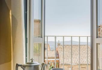 Hotel Priori Secret Garden has rooms with a private hot tub