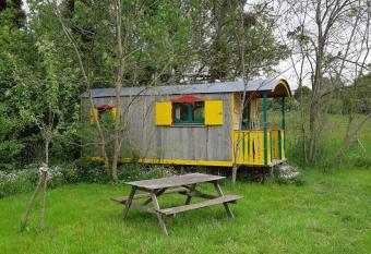 Roulotte de l Aubetin allows 18 year olds to book a room