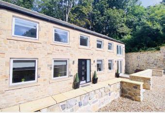 Exclusive 4-Bed House 10 minutes from Newcastle has Balcony rooms