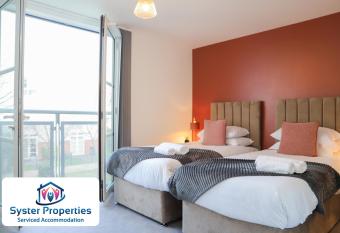 Syster Properties Leicester large home for Contractors, Families , Groups has Balcony rooms